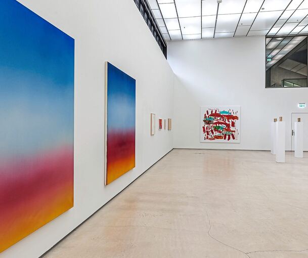 Mutige Konstellationen: Werke des Ditzinger Malers Philipp Haager (links), André Butzer (Mitte hinten) und Thomas Grötz in der Städtischen Galerie Ostfildern.