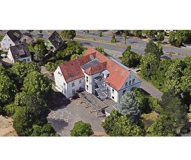 Die Schubartschule von oben, oben ist die B27 (Frankfurter Straße) zu erkennen. Der Neubau wird ungefähr am linken Rand platziert.