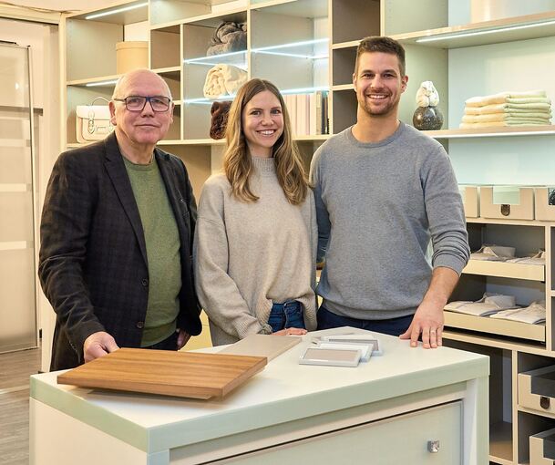 Echte Familienbande: Jürgen Seiz (links) hat den Betrieb Möbel Breyer an seinen Schwiegersohn Stefan Schmautz übergeben. Dessen Frau Julia kümmert sich um Instagram und Buchhaltung.