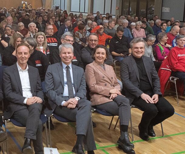 Die vier Diskutanten Macit Karaahmetoğlu (SPD), Steffen Bilger (CDU), Sandra Detzer (Bündnis 90/Grüne) und Oliver Martin (FDP) (von links) in der Asperger Stadthalle, die noch nachbestuhlt werden musste.