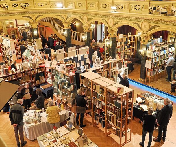 Im besonderen Ambiente der Ludwigsburger Musikhalle findet die Antiquaria statt.