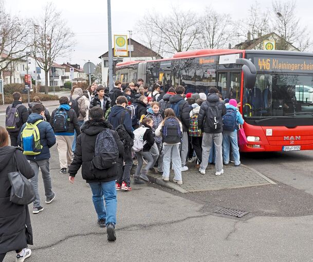 Großes Gedränge herrscht vor dem Bus, der die Schüler von Freiberg nach Ingersheim transportiert.