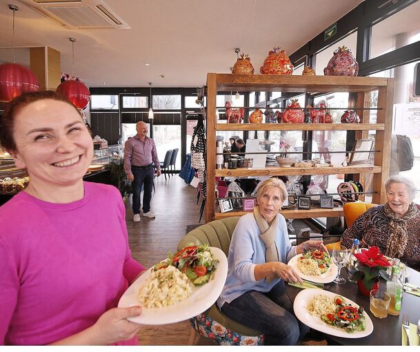 Café-Inhaberin Joanna Papadopoulos trägt jeden Tag ein anderes Oberteil in der Farbe Pink.