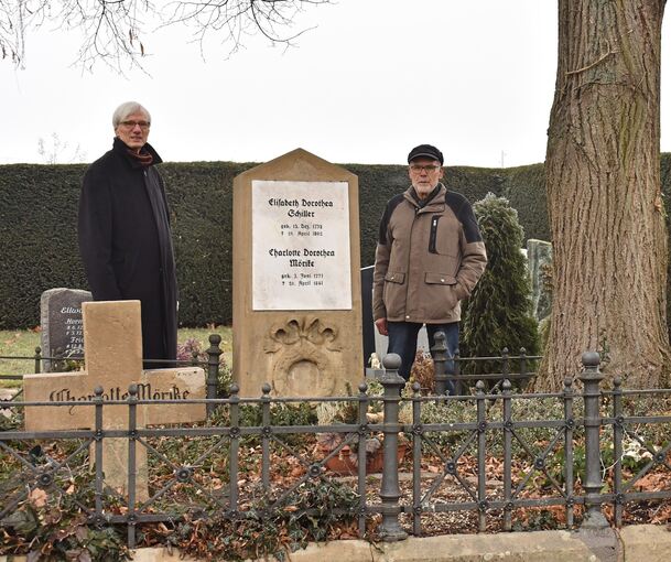 Zwei Männer, ein Ziel: Birger Laing (links) vom Schillerverein Marbach und Werner Uhlmann vom Verein Freundeskreis Mörike-Museum Cleversulzbach wollen das Grab der Dichtermütter auf dem dortigen Friedhof in gutem Zustand halten.