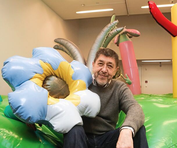 Umgeben von netten bunten Blumen: Iskender Yediler im Kunstverein.