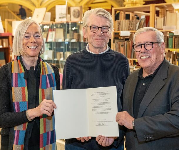 Ehrung für einen umtriebigen Freund des Buches: Günter Karl Bose (Mitte), Laudator Rudi Kienzle und Antiquaria-Chefin Petra Bewer präsentieren in der Musikhalle die Urkunde.