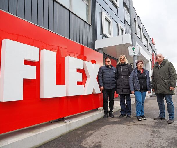 Vor dem Eingang des Flex-Stammsitzes in Steinheim: (von links) Ergün Bal (Betriebsratsvorsitzender), Silke Robertz (Wirtschaftsausschuss), Christine Dott (Schwerbehindertenvertretung), Karlheinz Berner (stellvertretender Betriebsratsvorsitzender).