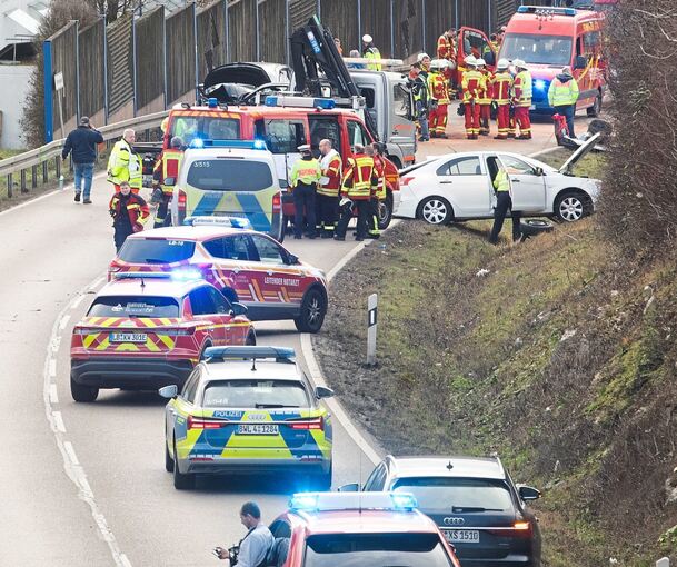 Die Straße zwischen Gemmrigheim und der Abzweigung Neckarwestheim musste voll gesperrt werden. Die Straße zwischen Gemmrigheim und der Abzweigung Neckarwestheim musste voll gesperrt werden.