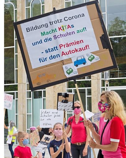 Die Elterninitiative „Bildung trotz Corona“ demonstriert im Mai 2020 vor dem Ludwigsburger Forum.