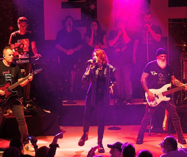 „Friendly elf“ besteht aus zehn Musikern, darunter fünf Rockröhren. Hier begeistert Irina Kühn.