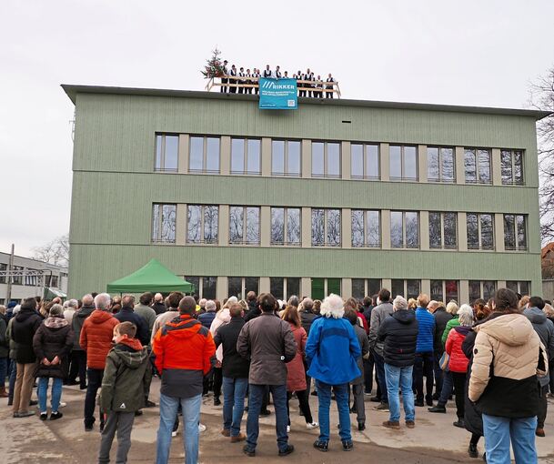 Großes Interesse herrscht am Neubau der Doris-Leibinger-Grundschule. Dort wurde jetzt Richtfest gefeiert.