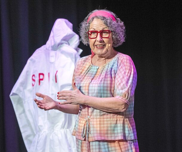 Helga Becker ermittelt als „Frau Nägele“ nicht nur, sondern stellt auch kurzerhand ein Solo-Benefiz auf die Beine.