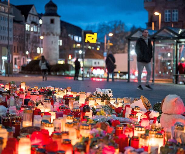 Kerzen und Blumen am Eingang des Parks in Aschaffenburg: In der Anlage ging der mutmaßliche Täter am Mittwoch mit einem Küchenmesser auf eine Kindergartengruppe los.