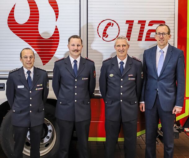 Der stellvertretende Kreisbrandmeister Thomas Korz, mit dem neuen Murrer Vize-Kommandanten Philipp Wurster, Kommandant Jochen Gl Der stellvertretende Kreisbrandmeister Thomas Korz, mit dem neuen Murrer Vize-Kommandanten Philipp Wurster, Kommandant Jochen Glück und Bürgermeister Torsten Bartzsch (von links).