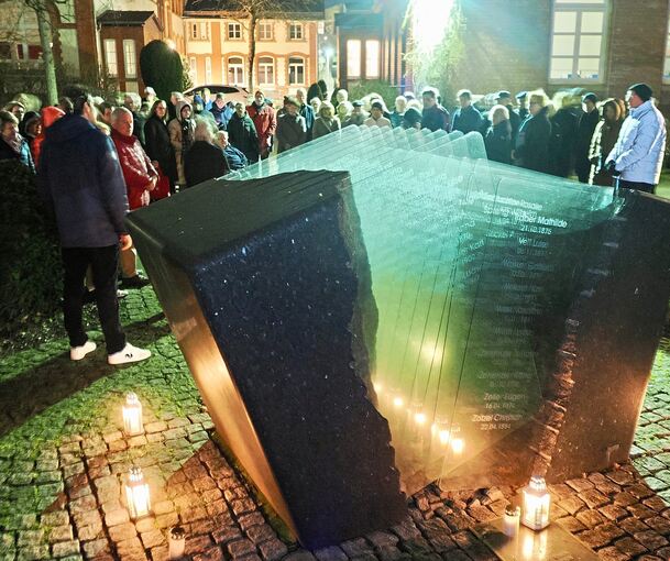 Das Mahnmal vor dem Markgröninger Behindertenwohnheim bei der Gedenkfeier am Montagabend.