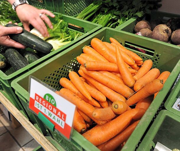 Neben frischem Gemüse gibt es in Hofläden auch noch andere regionale Produkte.