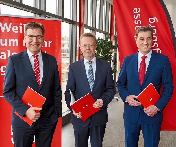 Heinz-Werner Schulte, Vorstandsvorsitzender der Kreissparkasse Ludwigsburg (Mitte), und seine Vorstandskollegen Thomas Raab (links) und Thomas Geiger, blicken auf ein erneutes Rekordjahr zurück.