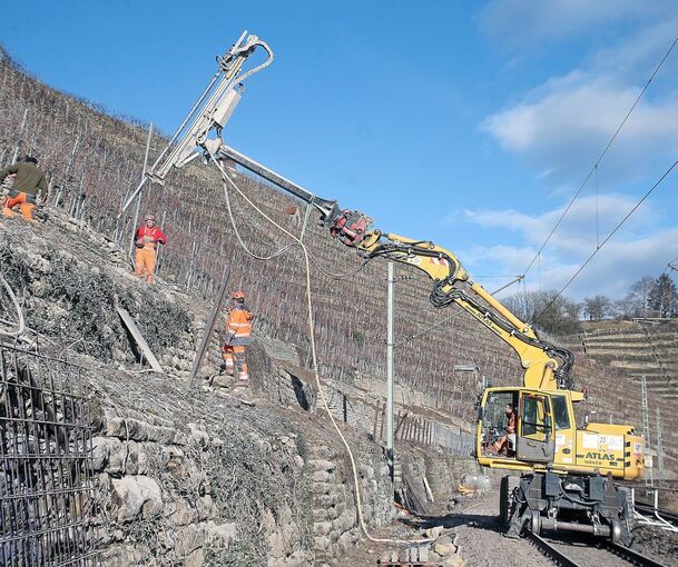 Bohrer am langen Arm: Zehn Meter tief wird in den Fels gebohrt.