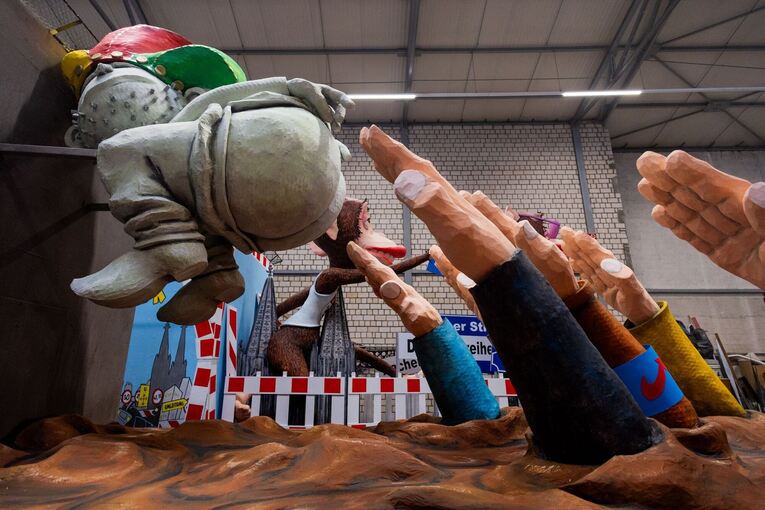 Der Motivwagen steht beim Richtfest für den Rosenmontagszug