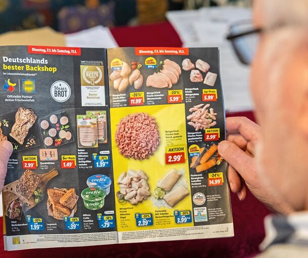 Auch wenn Otto Maier (im Foto, in seinem Wohnzimmer) weiß, dass Handelsunternehmen so Kundendaten sammeln: Ihn ärgert es zum Beispiel, dass es im Lebensmitteleinzelhandel stark vergünstigte Angebote nur für App-Nutzer gibt (in diesem Prospekt in den