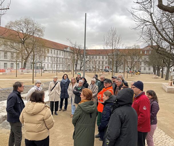Die beiden Projektleiter aus dem Rathaus, Angelika Boos und Jürgen Straß führten die ersten Bürger über den neu angelegten Platz. Fotos. LKZ