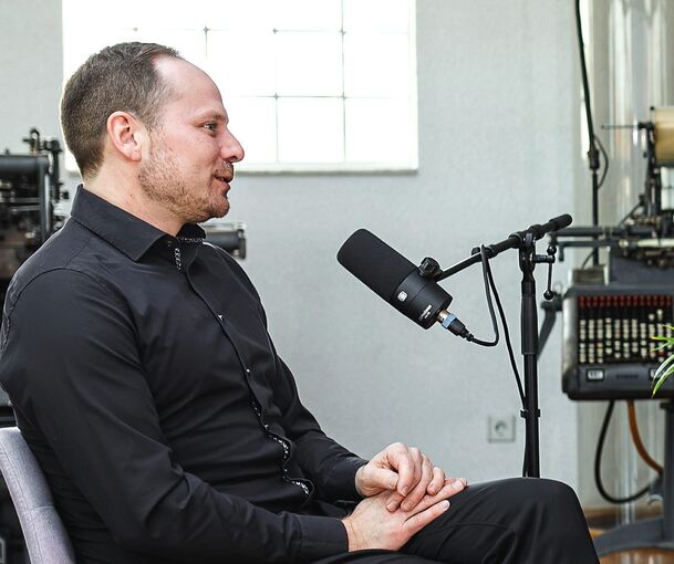 Johannes Elster, bekannt aus der Poetry Slam Szene, moderiert den Podcast LBusiness.