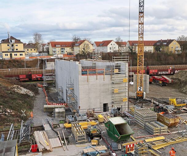 Hier wird die neue Brücke in Kornwestheim gebaut.