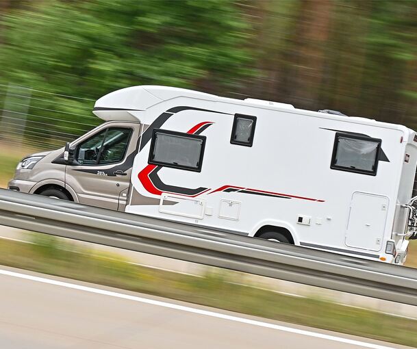 Das gesuchte Wohnmobil ist weiß und hat ein Stuttgarter Kennzeichen.