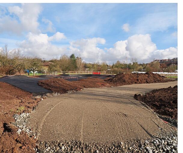 Auf der Baustelle für das Freizeitgebiet zeichnet sich der Pumptrack schon deutlich ab.