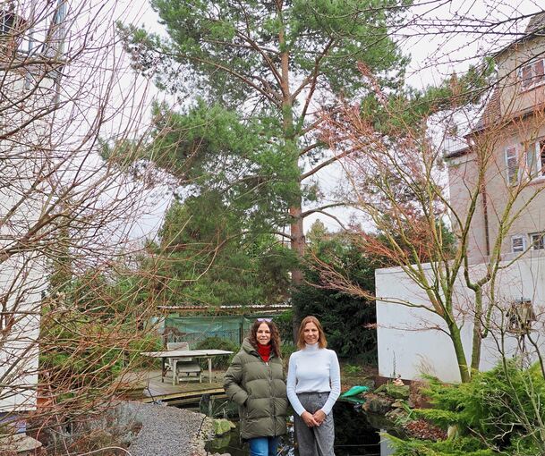 Christine Seidl (rechts) und ihre Mitstreiterin Judith André vor der etwa 90 Jahre alten Kiefer.