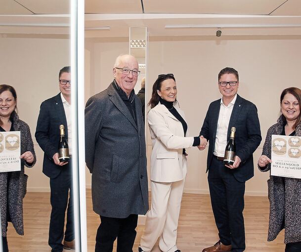 Begrüßung für das „Seelengold“ (von links): BDS-Vorsitzender Heinz Streicher, Inhaberin Petra Kohfink, Bürgermeister Florian Bargmann und MCB-Vorsitzende Maria Casella.