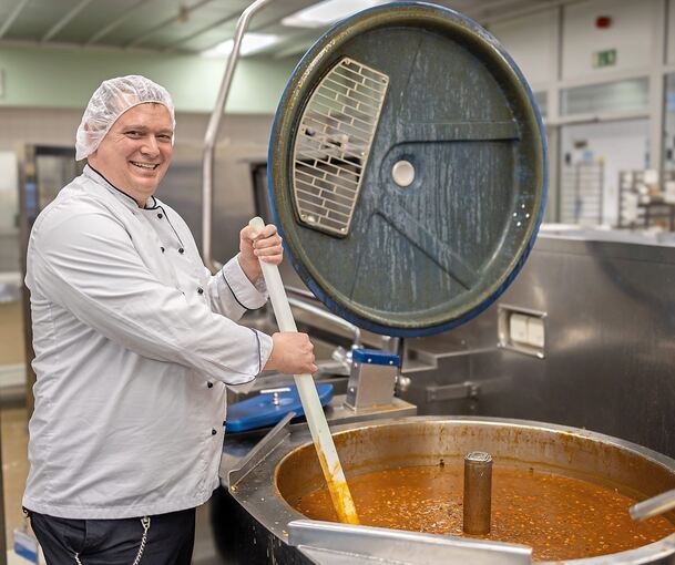 Sebastian Bäcker ist der Chef in der Krankenhausküche.