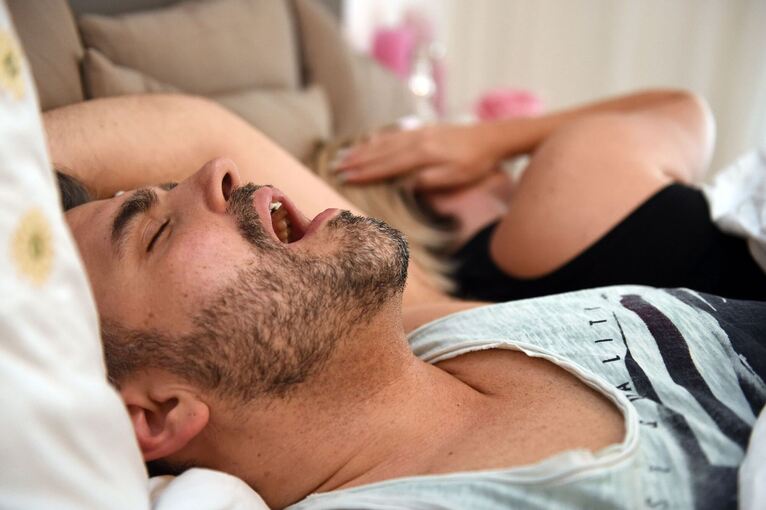 Schnarchen kann die Beziehung belasten Schnarchen kann die Beziehung belasten