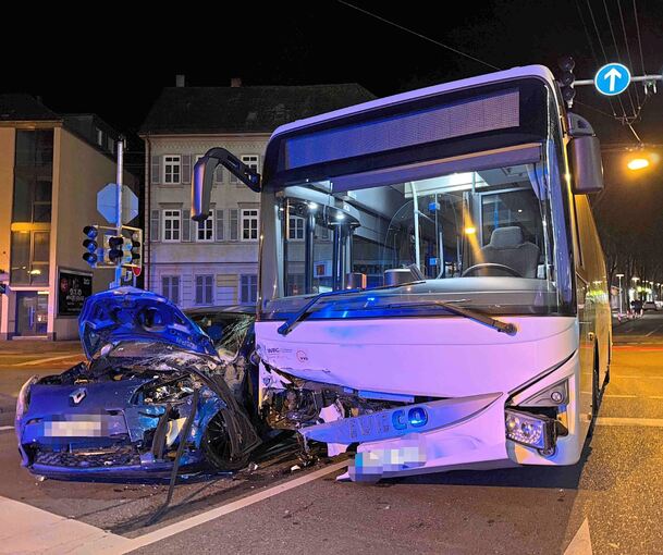 Laut Polizei hat der Fahrer des Kleinwagens dem Linienbus die Vorfahrt genommen, deshalb kam es an der Kreuzung Schiller-/Myliusstraße zum Zusammenstoß.