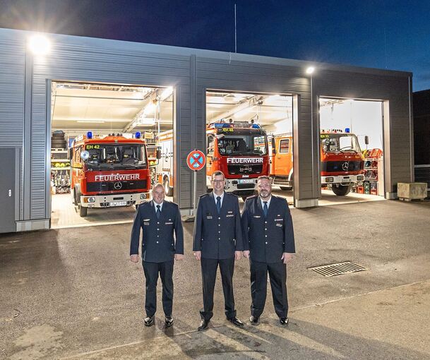 Kommandant Florian Bauer (Mitte) mit seinen Stellvertretern Matthias Jung (links) und Marc Bärlin vor dem Interimsdomizil der Wehr.