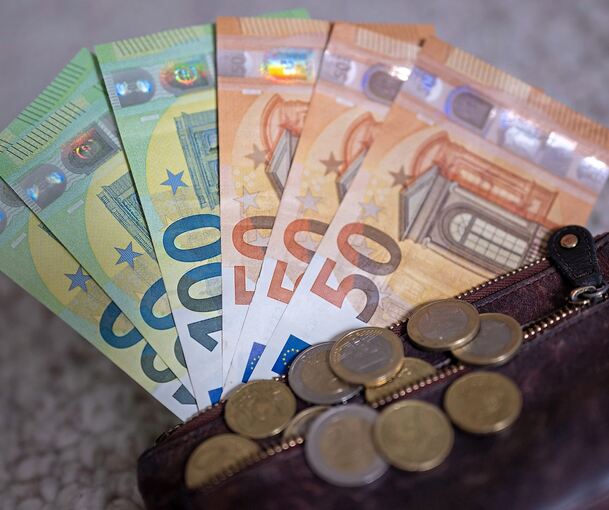 Ein Gauner-Paar hat eine Verkäuferin an einem Weihnachtsmarktstand in Ludwigsburg um 140 Euro betrogen.