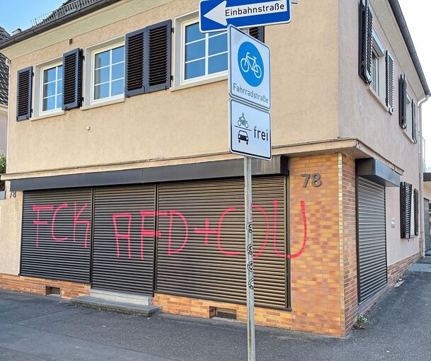 Irgendwann zwischen Samstagabend und Sonntagmorgen haben Unbekannte ihre Meinung mit Sprühfarbe an der CDU-Geschäftsstelle kundgetan.