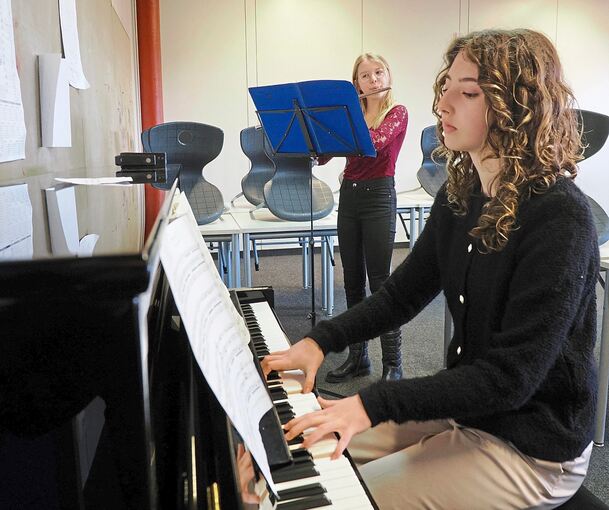 Nicht nur solo, sondern auch zu mehreren gab es Auftritte der jungen Talente, hier Ana Marija Obradovic am Klavier und Elodie Seiler an der Querflöte.