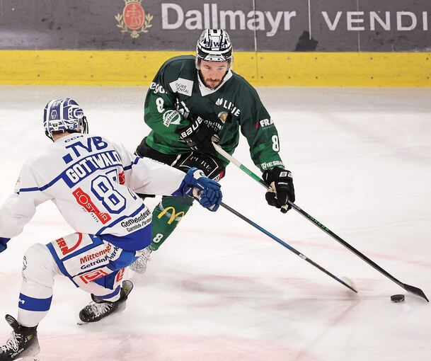 Fedor Kolupaylo (hinten), hier im Duell mit dem Garmischer Michael Gottwald, leitete den Bietigheimer Kantersieg mit dem 1:0 ein.