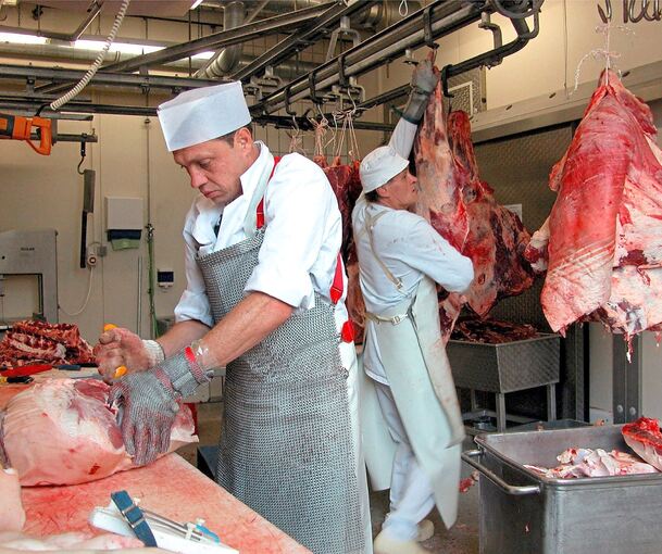 Im Fleischgewerbe wird hart gearbeitet.