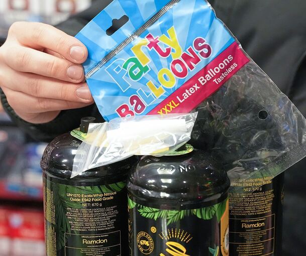 Kaufen kann man das Gas mittlerweile in vielen Kiosks in Deutschland.