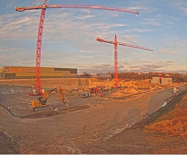 100 Lastwagen haben wochenlang den Erdaushub weggefahren - insgesamt 55.000 Kubikmeter. Vom derzeit im Bau befindlichen Ludwigsburger Logistik- und Dienstleistungszentrum aus sollen von 2027 an Lapp-Kunden in aller Welt beliefert werden.