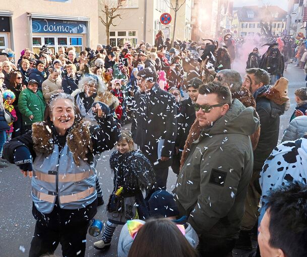 Ein heftiger Konfettiregen gehört einfach dazu, wenn die Narren los sind. Auch wenn der Nachwuchs skeptisch ist.