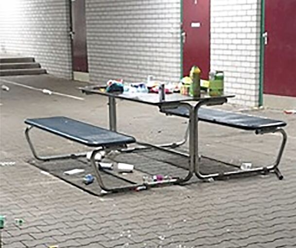 Müll, Verwüstung, die Bänke und der Tisch verdreckt: Vor den Toiletten der Friedensschule haben Einbrecher randaliert.