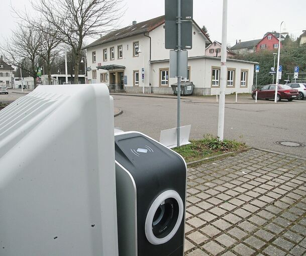 Die neue „Wirelane“-Ladesäule am Besigheimer Bahnhof wurde gegenüber der bestehenden Ladestation von „deer“ installiert.
