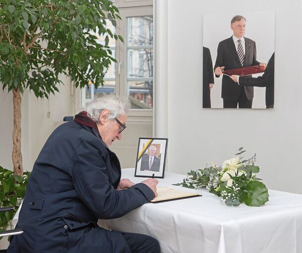 Im Ludwigsburger Rathaus liegt bis zum 14. Februar ein Kondolenzbuch zum Gedenken an Horst Köhler aus. Auch Wolfgang Kern hat sich eingetragen.