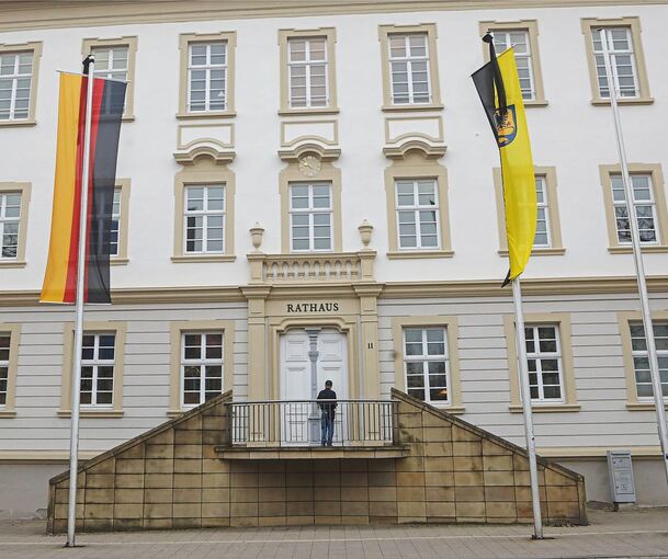 Die Fahnen vor dem Rathaus in der Wilhelmstraße sind zusammen mit einem Trauerflor gehisst worden.