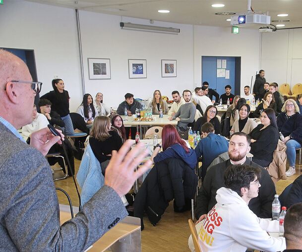 Workshops mit Frage- und Diskussionsrunden gab es für die rund 60 Auszubildenden von Möbel Hofmeister.