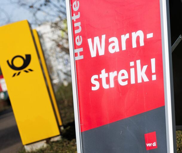 Mitarbeiter der Deutschen Post streiken am Mittwoch.