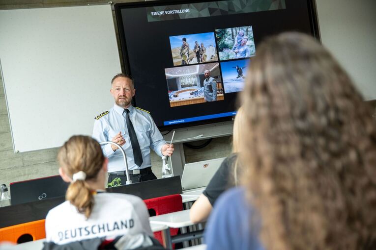 Jugendoffizier der Bundeswehr besucht Schulklasse